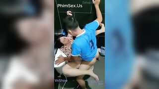 Độc lạ, E học sinh đá bóng xem đè luôn Cô giáo ra djt khi đi đái