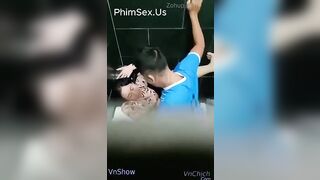 Độc lạ, E học sinh đá bóng xem đè luôn Cô giáo ra djt khi đi đái