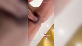 Chx kịp cởi quần lót đã bị thg bạn thân đè ra djt xuất tinh đầy lồn
