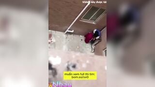 Hai em học sinh vào ngõ hú hí bị quay lén 2