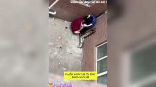 Hai em học sinh vào ngõ hú hí bị quay lén 2