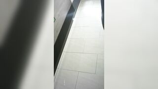 Đi đái thôi mà có cần 1 phòng 3 em không