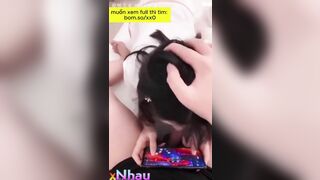 bắt em gái bú cặc rồi mới cho mượn dt chơi
