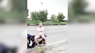 Ngồi giữa đường vạch bím ra móc người lạ càng nhìn em càng móc mạnh