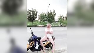 Ngồi giữa đường vạch bím ra móc người lạ càng nhìn em càng móc mạnh