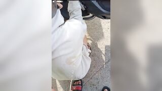 thanh niên ra đường đái lên mình người lạ