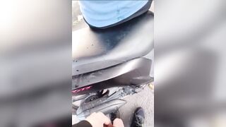 thanh niên ra đường đái lên mình người lạ