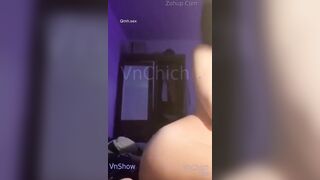 Em gái xỏ khuyên rốn khoe cái lồn của mình cho mọi người xem