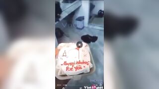 Tổ chức sinh nhật bất ngờ cho bạn thân đang tắm tiện thể djt nó luôn