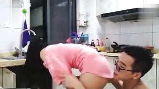 Lén bú lồn con em vợ trong bếp tí thì bị vợ bắp được