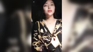 Chị gái làm thử thách gạ anh trai lái taxi địt trong ô tô