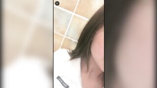 Lôi con bạn thân vào wc bóp bú thích vl