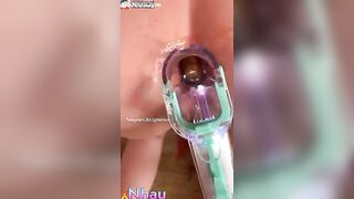 Cắm Đồ lạ vào lồn con bạn thân rồi đổ nước vào djt xuất tinh