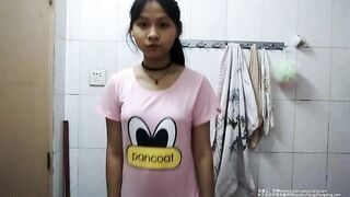 Em học sinh mới lớn lần đầu quay clip khoe vú