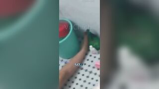 Phát hiện em gái phòng bên đang thủ dâm sv gọi trêu làm em giật cả mình