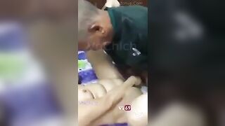Cụ ông được thằng cháu dắt đi đá phò, nhìn ông địt lực đ chịu được