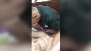 Cụ ông được thằng cháu dắt đi đá phò, nhìn ông địt lực đ chịu được
