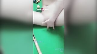 Thua kèo bi-a em gái trèo lên bàn bắn nước ướt hết vải bị chủ quán bắt đền hơn 10 tr