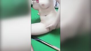 Thua kèo bi-a em gái trèo lên bàn bắn nước ướt hết vải bị chủ quán bắt đền hơn 10 tr