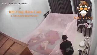 Con vợ phé lồn chuẩn bị địt với chồng thì thằng con dậy phá hỏng hết bánh kẹo