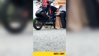 Độc lạ, Chở cô giáo ra giữa đường lút cán djt nhau đái ra đường