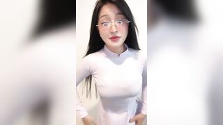 Idol baotran16tuoi mặc áo dài siêu múp