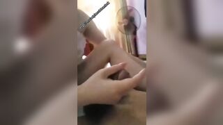 Được bạn thân thoa dầu massage lên cu sục bắn tinh đầy tay