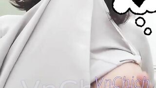 Em gái vạch lồn ra móc ngay trong lớp, bóp vú ra cả sữa xong bôi lên người bạn