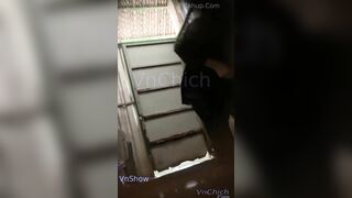 Về quê ăn đám cươi ra sau đi đái tranh thủ rình em gái tắm, giờ nó lớn nhìn ngon vc