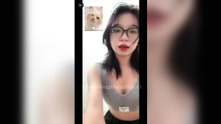 Gái xinh vú to gọi điện thủ dâm với trai nhìn em dâm đãng vkl