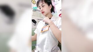 Ra đầu đường Trần Nhân Tông là gặp, con này ngồi quầy từ sáng đến 2h chiều