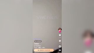em gái bị bọn bạn bắt cởi hết quần áo quỳ xuống nói em là con chó cái rồi live tiktok