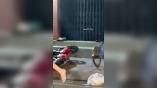 Full Clip Gái Nước Ngoài (Nga) Khoả Thân Đi Bộ Giữa Phố Nha Trang