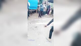 Em gái tranh địa bàn bị nó tụt quần móc lồn địt ngay giữa chợ