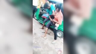 Em gái tranh địa bàn bị nó tụt quần móc lồn địt ngay giữa chợ