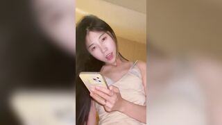 chuẩn hiệu TRAP GIRL, đang vô việc, tay vẫn rep tin nhắn của trai!