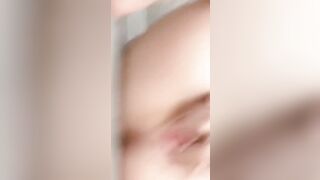 Thủ dâm nhưng sợ mẹ biết nên phải giả vờ tắm để móc lồn