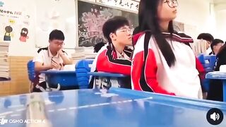 Lén sờ vú bạn thân ngay trong giờ học bị bạn quay lén
