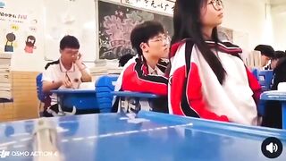 Lén sờ vú bạn thân ngay trong giờ học bị bạn quay lén
