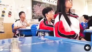 Lén sờ vú bạn thân ngay trong giờ học bị bạn quay lén