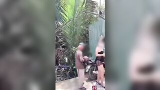 Phải bóp vú em mới mua vé số chó anh cơ =)) anh bán vé số bất lực cmnl