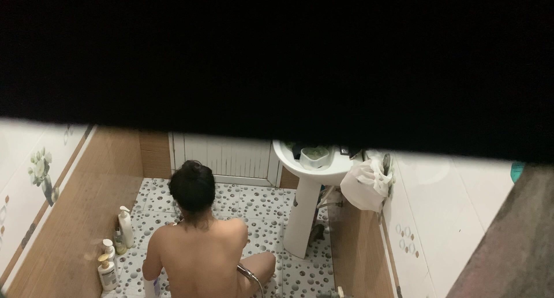 Quay lén bà cô vú xệ đít bự đang tắm