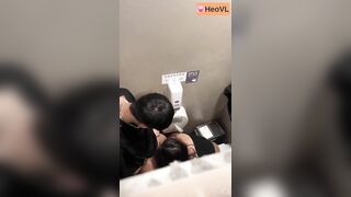 Quay lén Cặp đôi địt nhau trong nhà vệ sinh công cộng bị quay lại 2