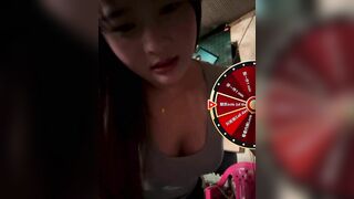 Em chubby vú to hàng ngon khoe hàng gạ trai