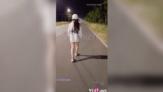 Em nghiện phô dâm public cởi đồ khỏa thân thích chở anh đi dạo buổi tối