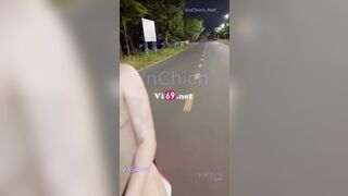 Em nghiện phô dâm public cởi đồ khỏa thân thích chở anh đi dạo buổi tối