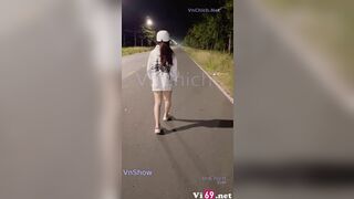 Súc vật, Đèo e ny ra giữa đường thủ dâm cho người lạ phát hiện