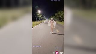 Súc vật, Đèo e ny ra giữa đường thủ dâm cho người lạ phát hiện