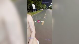 Súc vật, Đèo e ny ra giữa đường thủ dâm cho người lạ phát hiện