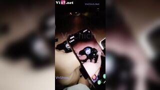 Súc vật, Đèo e ny ra giữa đường thủ dâm cho người lạ phát hiện